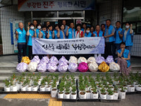 진주 신안동주민자치위, 어려운 가정에 농산물꾸러미, 화분 전달