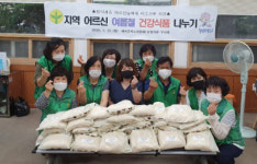 봉래1동 새마을 지도자협의회·부녀회, ‘지역 어르신 여름철 건강식품 나눔 행사’ 개최