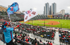 롯데 팬들, 비에 젖은 사직야구장 달구었다