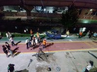만취 20대가 몰던 트럭…인도 난간 뚫고 온천천 산책로로 추락