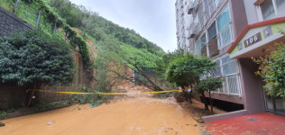 [영상] 거제 야산서 산사태, 대단위 아파트 단지 덮쳐
