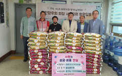 문현2동 동천향우회 “사랑의 쌀” 전달