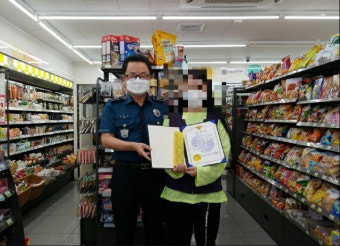 부산 편의점 직원이 자녀 사칭 피싱 범죄 막아… 경찰 감사장 수여