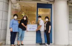 장전2동, 소정마을 더하기 후원업체에 현판 전달