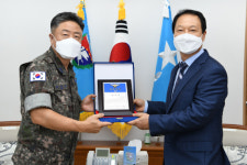 ‘맞춤 전투화 기증’ 선형상사, 공군참모총장 감사패