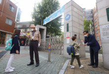[속보] 부산 학교 19일부터 2/3 등교…초등 1·2학년 매일 등교