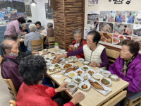 감천2동 주민, 코로나극복 기원 식당 이용쿠폰 200장 전달