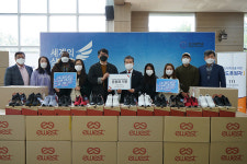 ㈜경도상사, 고신대학교 외국인유학생 위해 운동화 기증