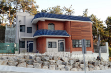 경로당으로 간 도서관… 할머니와 손자 함께 책 본다