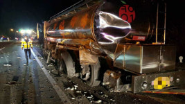 온양터널 부근 심야에 대형 트럭 추돌사고. 운전자 중상, 5시간  통제