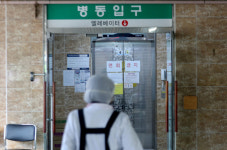 또 터진 요양병원 집단감염… 부곡요양병원 누적 확진자 27명