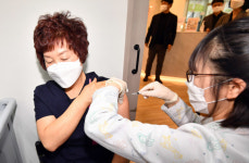 [포토뉴스] 부산 1호 백신 접종자 해운대구 김순이 간호사