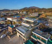 21TH모던공간산업 | [정달식의 공간 읽기] 뽐내지 않는 모던함, 주변과 소통하는 ‘착한 건물’
