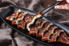 1kg 2만 원 반토막 난 민물장어 가격 이유는?
