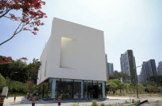 [정달식의 공간 읽기] 창인 듯, 화폭인 듯…캔버스 닮은 벽면 회화적 느낌 ‘물씬’