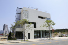 [정달식의 공간 읽기] 창인 듯, 화폭인 듯…캔버스 닮은 벽면 회화적 느낌 ‘물씬’