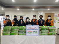 [포토뉴스] 해운대구 남·여 의용소방대 구급구조대, 어진샘노인종합복지관에 성품 전달