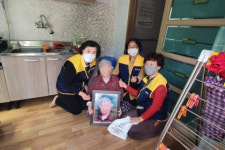 덕포1동 지역사회보장협의체와 행복마을이 함께하는 장수사진 및 생신떡 전달