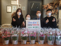 모라1동 블라썸티, 행정복지센터에 어버이날 맞이 카네이션 전달