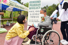 부산진구, 백신 접종 어르신들에게 카네이션 전달