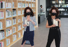 [포토뉴스] 도서관에서 책 패션쇼