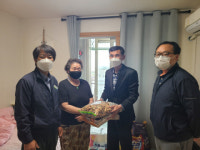 동삼3동, 부산환경공단 영도사업소와 함께 어버이날 맞이 어르신 성품 전달