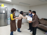 해운대구 송정동 갈포행복마을센터, 어버이날 맞이 간식 나눔