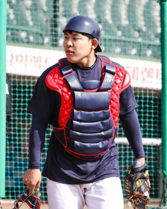 지시완, 롯데 이적 후 첫 홈런…전 소속팀 한화 상대 솔로포