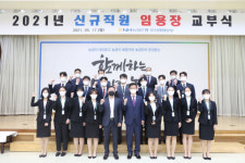 [포토뉴스] NH농협은행 부산영업본부, 신입 행원에게 임용장 교부