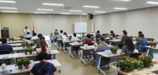 사상구 평생학습동아리연합회, 코로나 19 극복을 위한 재능기부 물품 전달
