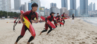 [포토뉴스] 해수욕장 전면 개장 앞둔 인명 구조 훈련