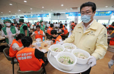 [포토뉴스] 예방접종센터 의료진 삼계탕 먹고 힘내세요