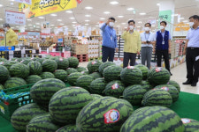 농식품부 장관, 농산물종합유통센터 찾아 “세세한 부분까지 방역 챙겨달라”