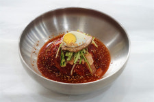 대영밀면 “후루룩 시원하게 감기는 육수, 호로록 매콤하게 당기는 양념”