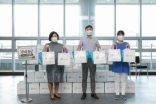 [포토뉴스] 건강만세365병원, 영도구 지역아동센터에 성품 전달