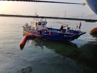 부산항 허치슨터미널 부두에서 바다로 기름 20t 유출...11시간 방제 작업 마무리