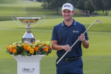 캔틀레이, PGA 플레이오프 최종전 우승컵 품어