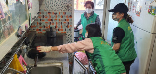 통영 새마을, 다문화가정 보금자리 새 단장 ‘구슬땀’