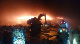 거제 폐기물처리공장서 화재…12시간 만에 진화, 인명피해 없어(영상)