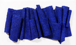 [BMA 컬렉션, 미술관 보고(寶庫) 들여다보기] 144. 오브제의 현실성을 탈색시키는 색채 전략, 조은필 ‘Blue Moss’