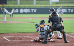 프로야구 스트라이크 존 확대… 판정 불신↓ 보는 재미↑?