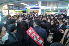 [포토뉴스] 퇴근길 부산 서면역서 시민들 만난 윤석열
