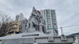부산 초량동 ’윤흥신 장군상’ 결국 이전 없이 석상→동상으로