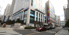 ‘속 타들어가는’ 부산 법조타운 상권… 은행 지점 철수하고 ‘노포’도 사라져