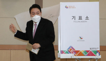 대선 후보들, 사전투표 참여에 총력전 중
