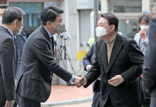 [포토뉴스] 윤 당선인 출근길 맞는 장제원