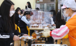 오미크론 정점에 학교 급식실도 비상…조리사 확충이 근본 대책