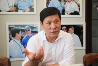 한화 이글스의 새 홈 구장, 대전 베이스볼 드림파크 공정 점검 밝히며 허구연 KBO 총재 방문