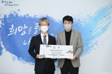 [포토뉴스] 더쉐프, 이웃돕기 성품 전달