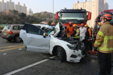 부산서 출근길 덤프트럭·볼보 정면충돌…볼보 운전자 사망(종합)